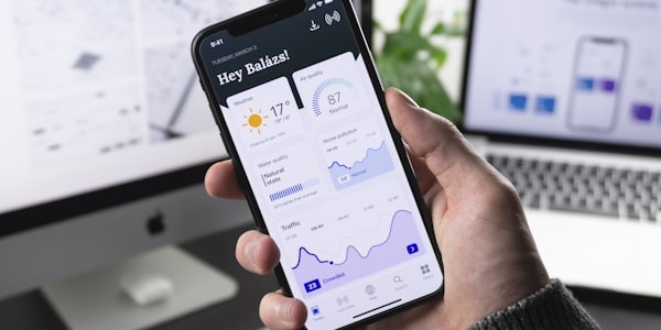 游戏UI界面设计案例，展示一个科幻风格的游戏HUD界面